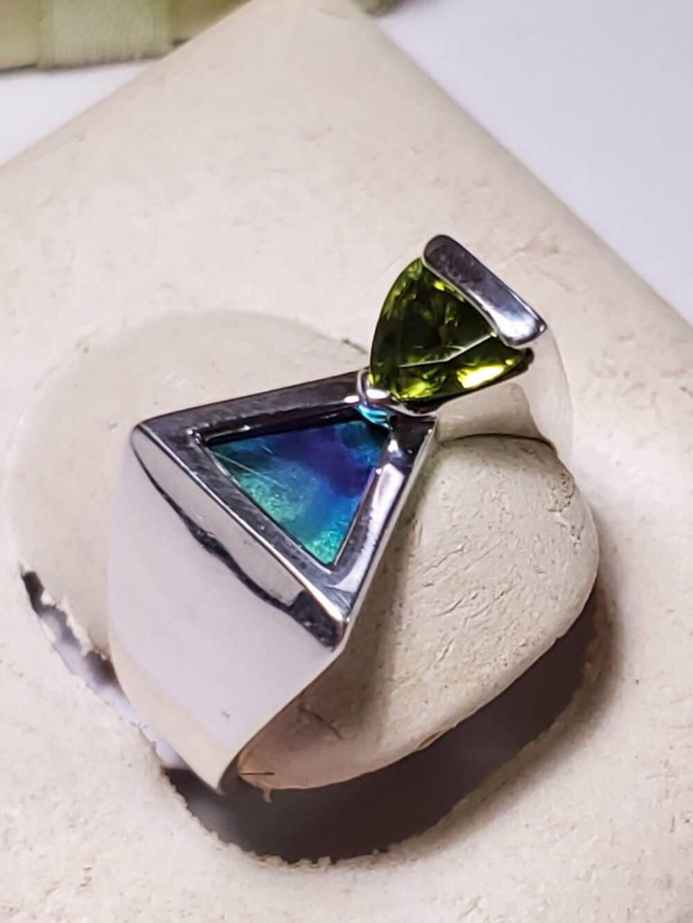 Estate 4ctw Natural Peridot & Abalone sideways triangle SterlingSilver Ring24831 - Picture 3 of 6